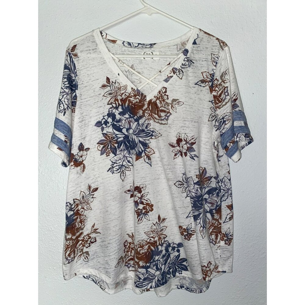 24/7 Maurices short sleeve Floral Tee